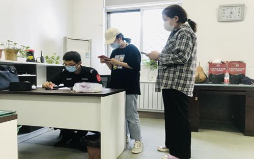 文明实践在校园 药品食品学院志愿者协助警方做好电动车上牌工作
