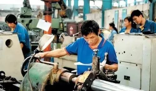工厂来了个傻员工,却当上了厂长