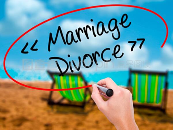 男子手书结婚-离婚用黑色标记在视觉上