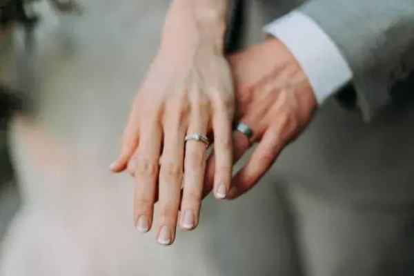 非夫妻关系的男女同居,被查到咋办?婚姻法新规告诉你